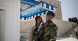 Οι εύζωνες ακίνητοι στις θέσεις τους,παρά τον καύσωνα
