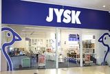 JYSK, Διευρύνει,JYSK, dievrynei