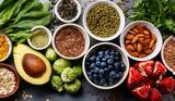 5 superfoods που ενισχύουν τη μνήμη και βελτιώνουν την υγεία του εγκεφάλου,