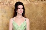 Anne Hathaway, Υιοθέτησε,Anne Hathaway, yiothetise