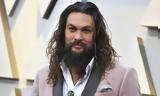 Τζέισον Μομόα, Δεν,tzeison momoa, den