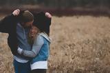 7 φράσεις που χρησιμοποιούν τα ευτυχισμένα ζευγάρια για να διευθετήσουν έναν καβγά,