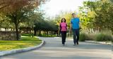 Η απλή κίνηση κατά τη διάρκεια της βόλτας που θα βελτιώσει σε τρομερό βαθμό την υγεία μας,