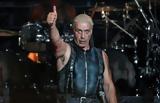 Αγκαλιά, Instagram, Γιώργος Μαζωνάκης, Till Lindemann, Rammstein,agkalia, Instagram, giorgos mazonakis, Till Lindemann, Rammstein