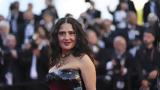 Salma Hayek, Ποζάρει, 1999 – Έχει …,Salma Hayek, pozarei, 1999 – echei …