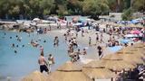 – Έρχεται,– erchetai