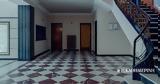 Ο άνθρωπος που φωτογράφιζε εισόδους πολυκατοικιών,