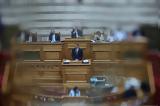 21 στους 300 βουλευτές σε ένα χρόνο έφυγαν από το κόμμα τους,