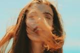 4 tips για να αντιμετωπίσεις το φριζάρισμα μέσα στη ζέστη,