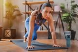 3 ασκήσεις pilates που μπορείς να κάνεις στο σαλόνι σου,