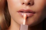 5 lip glosses σε ροδακινί αποχρώσεις για super glossy και ζουμερά χείλη,