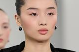 5 μακιγιάζ ματιών που μπορείς να κάνεις με το lip gloss σου,