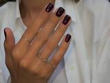 Το black cherry manicure είναι το τέλειο χρώμα μετά τις διακοπές και τονίζει τέλεια το μαύρισμα,