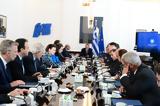 Με το βλέμμα στην αντιπολίτευση,