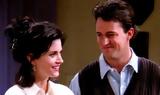 Courteney Cox, Προσπαθεί, … Matthew Perry,Courteney Cox, prospathei, … Matthew Perry