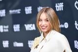 “Miss Piggy” Sydney Sweeney, Τάδε,“Miss Piggy” Sydney Sweeney, tade