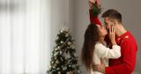 Τι συμβολίζει το γκι και γιατί φιλιόμαστε κάτω από αυτό,
