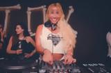 Ποια, 44χρονη DJ Μικαέλα, Καλύβια, Ξαδέλφη, Αζερμπαϊτζάν -, Βρετανία,poia, 44chroni DJ mikaela, kalyvia, xadelfi, azerbaitzan -, vretania