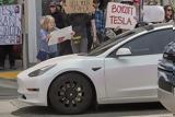 Tesla, Πτώση 13, 2025,Tesla, ptosi 13, 2025