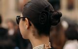 Θα χρειαστείτε μόνο ένα scrunchie και μερικά δευτερόλεπτα για να αποκτήσετε το τέλειο σινιόν,