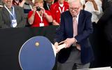 Warren Buffett –,