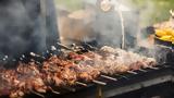 Η κυβέρνηση διαψεύδει τα πανηγύρια με… catering - Τι απαντά για το «μπλόκο» στις ψησταριές,