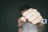 Η «σιωπή» πριν τη γροθιά: Η βία ανηλίκων και οι ευθύνες μας,