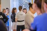 Μια μεγάλη παρέα κάνει το τρέξιμο στην πόλη να μοιάζει με γιορτή,