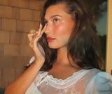 Finger Makeup,Hailey Bieber