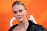 Charlize Theron, Δίνει,Charlize Theron, dinei