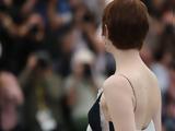 Το ντεκολτέ περνά σε δεύτερο πλάνο – Η πλάτη γίνεται το νέο σύμβολο κομψότητας και αισθησιασμού,